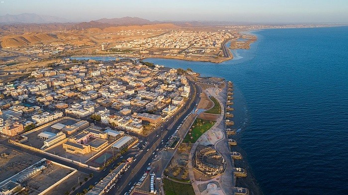 أرض على البحر